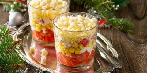 Salát s krabími tyčinkami a rajčaty - 7 receptů na lahodný krabí salát